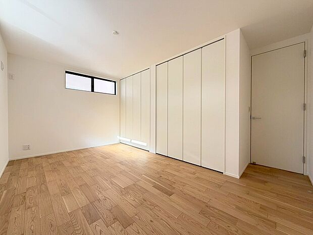 【洋室】
１階主寝室は約８．０帖でキングサイズのベットや家具も余裕です。