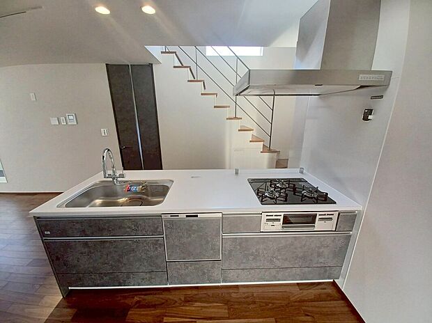 【2号棟キッチン】
カフェスタイルのオープンキッチンはみんなで会話を楽しみながらお料理を♪