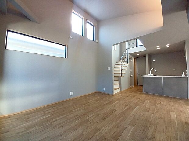 【1号棟LDK】
陽当たりとプライバシーが守られる2階リビング♪