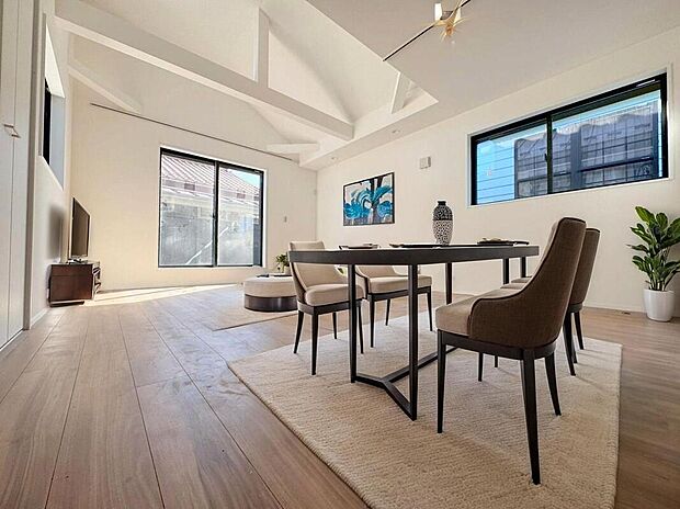 【ＬＤＫ】
陽光差し込む開放的な、明るい吹抜けのリビング♪家具はCGです♪