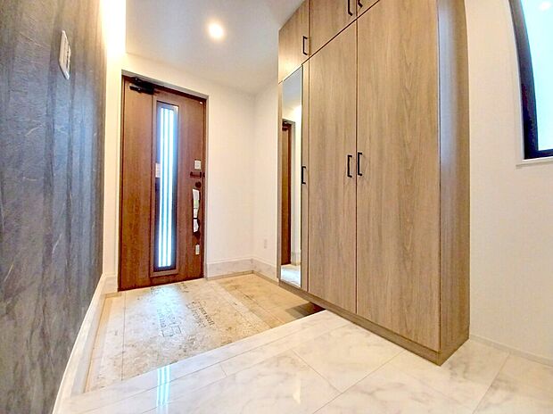 【玄関】ご家族やお客様をお迎えする、すっきり広々とした玄関です♪(令和7年5月23日撮影)