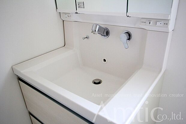 【洗面化粧台施工例】■モデルハウスのご案内や、ショールームにてキッチン等水回り設備や、フローリング等の建材や外壁材の実物をご覧頂けます
■お気軽にお問合せ下さい