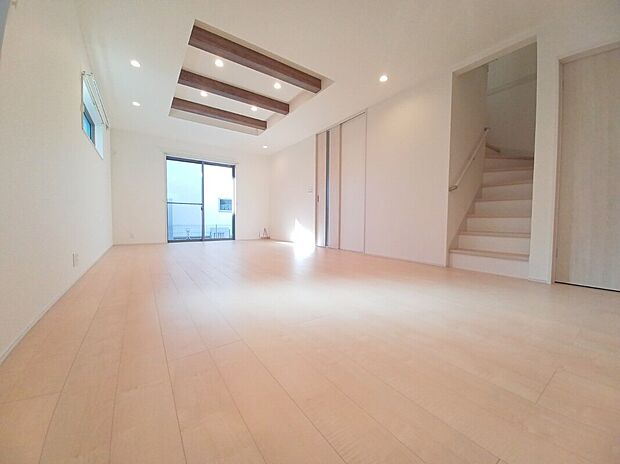 【建物施工の一例】■モデルハウスのご案内や、ショールームにてキッチン等水回り設備や、フローリング等の建材や外壁材の実物をご覧頂けます
■お気軽にお問合せ下さい