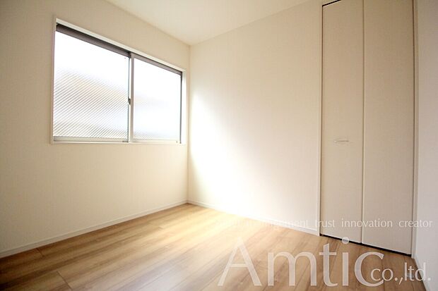 【建物施工の一例】■モデルハウスのご案内や、ショールームにてキッチン等水回り設備や、フローリング等の建材や外壁材の実物をご覧頂けます
■お気軽にお問合せ下さい