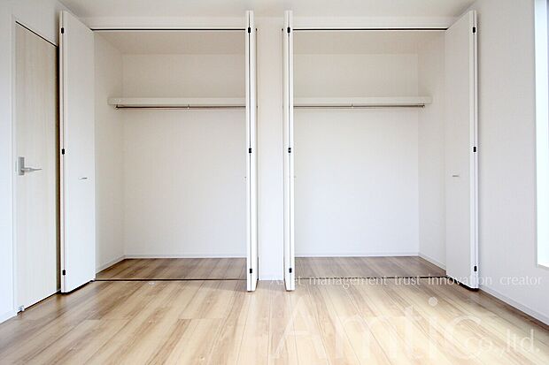 【建物施工の一例】■モデルハウスのご案内や、ショールームにてキッチン等水回り設備や、フローリング等の建材や外壁材の実物をご覧頂けます
■お気軽にお問合せ下さい