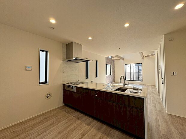 【D号棟キッチン】カフェスタイルのオープンキッチンはみんなで会話を楽しみながらお料理を