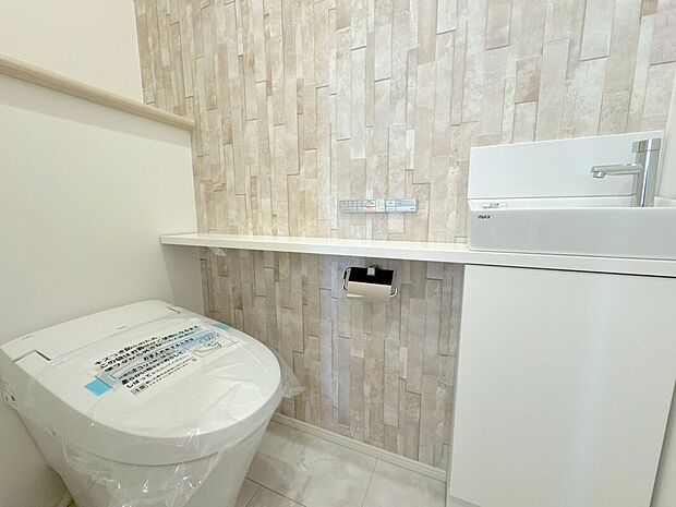 【E号棟トイレ】白で統一された清潔感のあるお手洗いはシャワートイレ付♪エコで感染症予防にもつながります♪