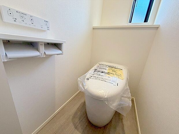 【トイレ】デザイン性に優れていてお掃除が簡単なタンクレストイレ。白で統一された清潔感のあるお手洗いはシャワートイレ仕様。