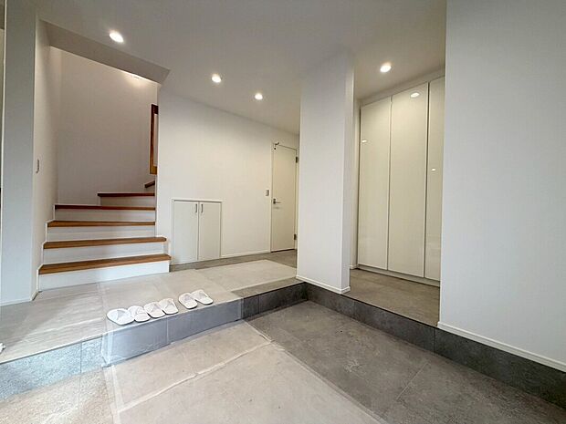【玄関】注文住宅の様なオシャレなエントランス。ご家族やお客様をお迎えする、すっきり広々とした玄関です♪靴以外にもコートや傘、ベビーカー等様々な物を収納つき。