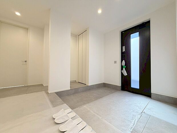 【玄関】注文住宅の様なオシャレなエントランス。ご家族やお客様をお迎えする、すっきり広々とした玄関です♪靴以外にもコートや傘、ベビーカー等様々な物を収納つき。