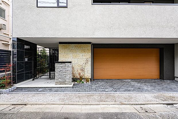 【外観】宅配ボックスや電動シャッターつきビルトインガレージ