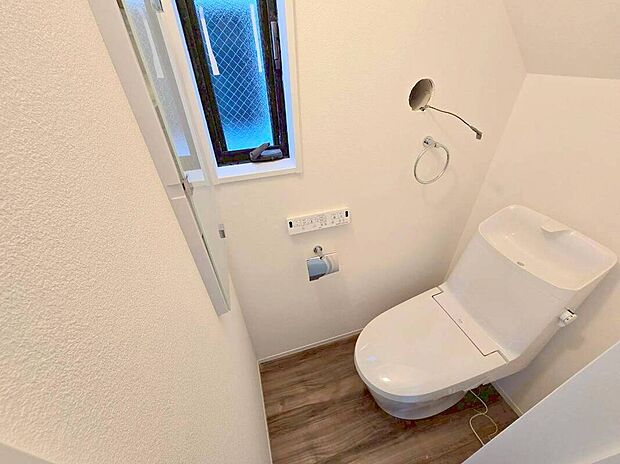 【トイレ】白で統一された清潔感のあるお手洗いはシャワートイレ付♪エコで感染症予防にもつながります♪