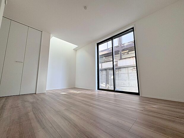 【洋室】主寝室は約８．２帖でキングサイズのベットや家具も余裕です♪シンプルな色調の居室は清潔感があり落ち着いた空間♪