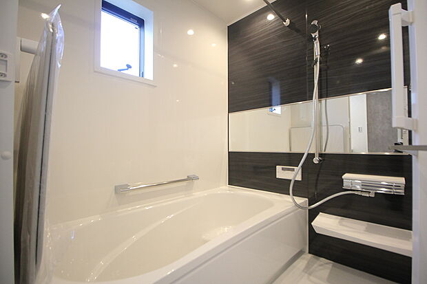 【浴室施工例】■モデルハウスのご案内や、ショールームにてキッチン等水回り設備や、フローリング等の建材や外壁材の実物をご覧頂けます
■お気軽にお問合せ下さい
