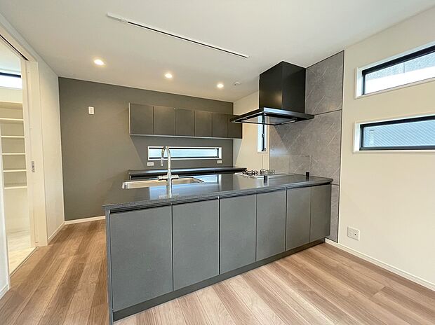 【キッチン施工例】■モデルハウスのご案内や、ショールームにてキッチン等水回り設備や、フローリング等の建材や外壁材の実物をご覧頂けます
■お気軽にお問合せ下さい
