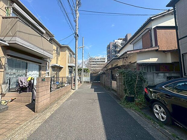 【前面道路含む現地写真】■居住者のみの交通で、車の通りぬけもなく、とっても静かで落ち着いた住環境です