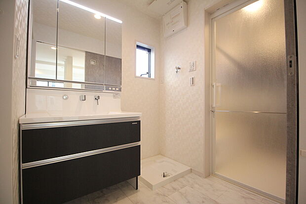 【洗面化粧台施工例】■モデルハウスのご案内や、ショールームにてキッチン等水回り設備や、フローリング等の建材や外壁材の実物をご覧頂けます
■お気軽にお問合せ下さい