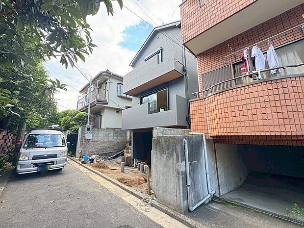【前面道路含む現地写真】居住者のみの交通で、車の通りぬけもなく、とっても静かで落ち着いた住環境です。
