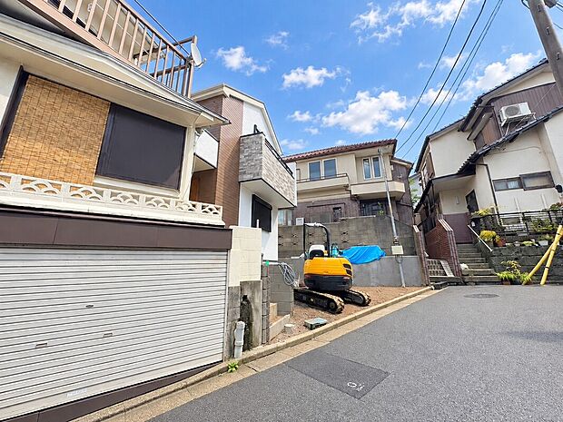 【前面道路含む現地写真】前面道路はお車の交通量も少なく、静かで暮らしやすいロケーション。小さなお子様や犬の散歩コースとしても安心です。