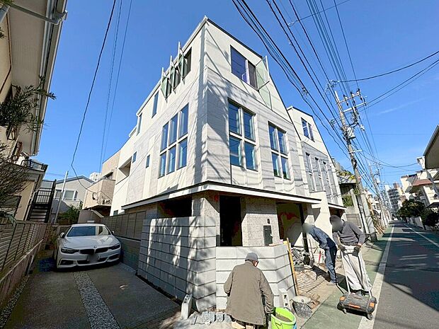 【外観】
ホワイトを基調とした清潔感のある外観は緑豊かな現地と馴染み、落ち着いた毎日をお過ごし頂けます♪