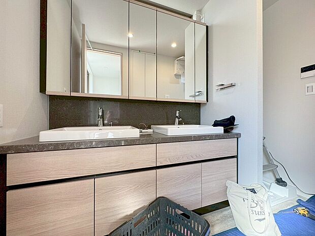 【洗面化粧台】
ホテルライクな２ボウルの洗面化粧台