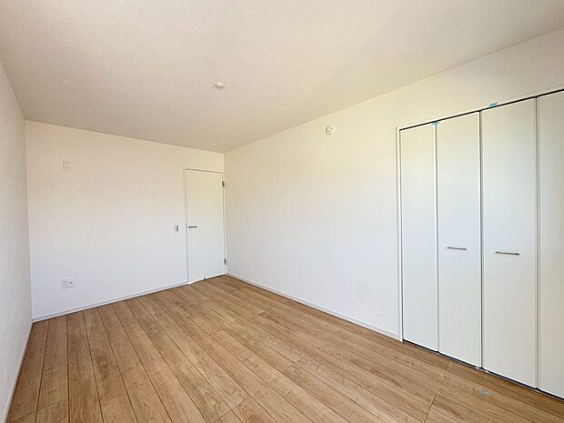 【洋室】
2階約7.5帖の主寝室♪キングサイズのベットも余裕です♪