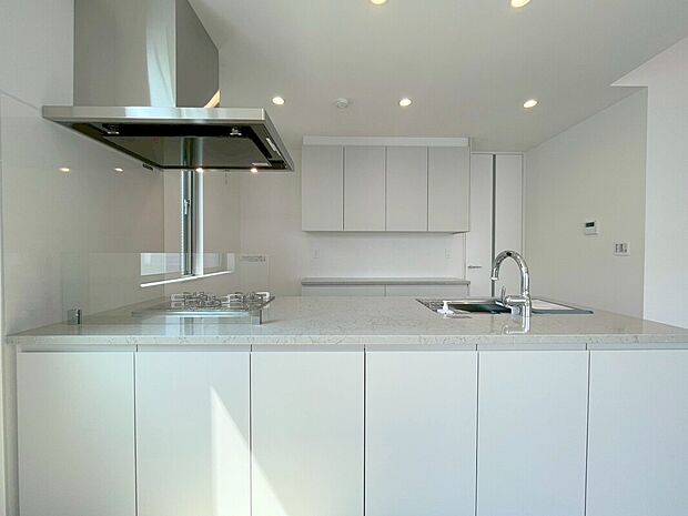 【キッチン】
カフェスタイルのオープンキッチンはみんなで会話を楽しみながらお料理を♪(２号棟)