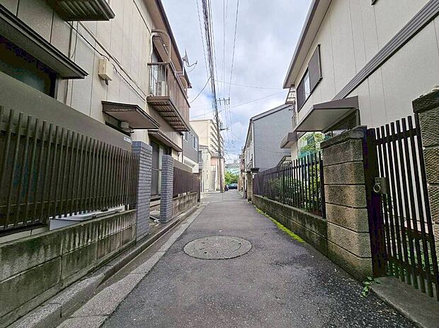 【現地】
駅近ですが、居住者のみの交通で、車の通りぬけもなく、とっても静かで落ち着いた住環境です。