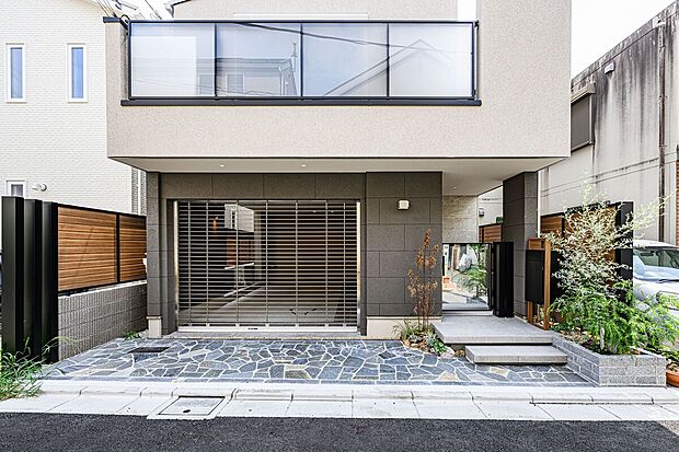 【外観】
ホワイトを基調とした清潔感のある外観は緑豊かな現地と馴染み、落ち着いた毎日をお過ごし頂けます♪