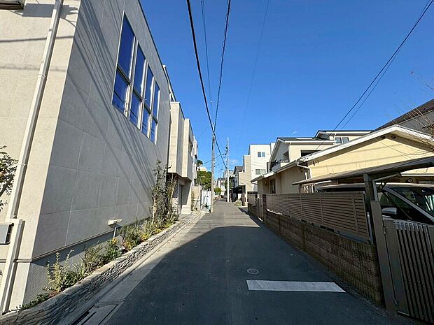 【前面道路含む現地写真】交通利便が高く、駅前は商店街が賑わう「高円寺」&「中野」