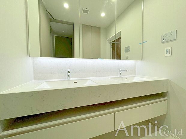 【2号棟ワイドカウンター洗面化粧台】ホテルライクな2ボウル洗面化粧台