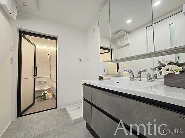 【洗面化粧台施工例】【施工例】
■モデルハウスのご案内や、ショールームにてキッチン等水回り設備や、フローリング等の建材や外壁材の実物をご覧頂けます
■お気軽にお問合せ下さい