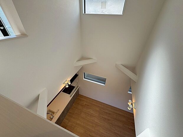 【LDK】陽光差し込む開放的な、明るい吹抜けのリビング