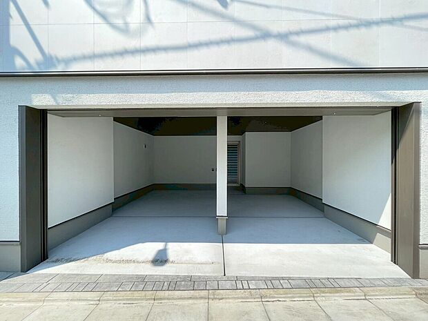 【駐車場(２号棟)】大切なお車を守るビルトインガレージは２台駐車可能です♪