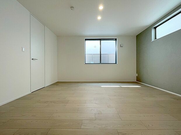 【洋室(２号棟)】シンプルな色調の居室は清潔感があり落ち着いた空間です。