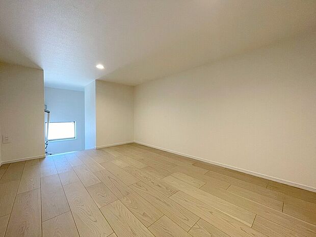 【ロフト(２号棟)】ロフトは安定した固定階段で荷物の運搬も安心です