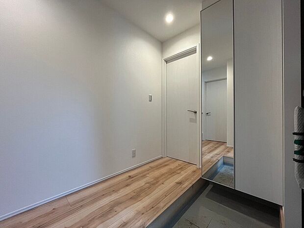 【玄関施工例】■モデルハウスのご案内や、ショールームにてキッチン等水回り設備や、フローリング等の建材や外壁材の実物をご覧頂けます
■お気軽にお問合せ下さい