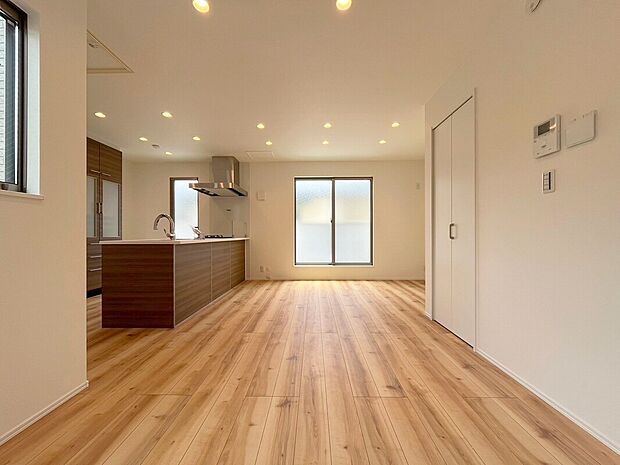 【施工例】■モデルハウスのご案内や、ショールームにてキッチン等水回り設備や、フローリング等の建材や外壁材の実物をご覧頂けます
■お気軽にお問合せ下さい