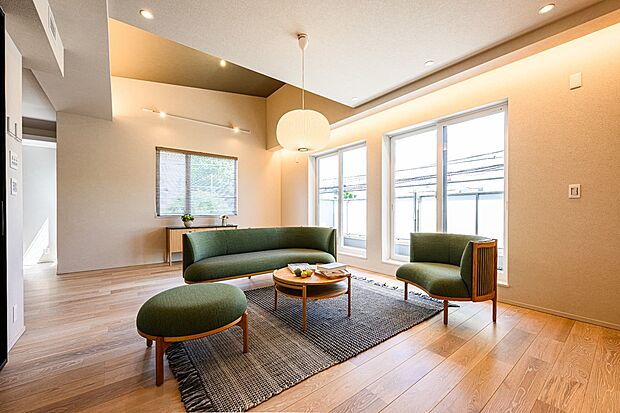 【ＬＤＫ】明るい４面採光のＬＤＫは３０．３帖。家具はご購入頂くことも可能です♪