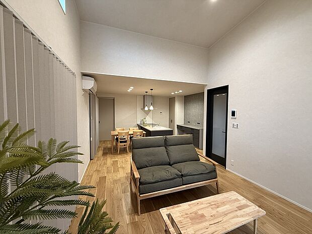 【リビング】8帖分の大開口の勾配天井にすることで、リビング全体に開放感とゆとりを演出しています。