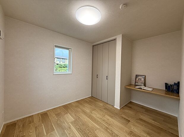 【洋室】5.25帖の2つの洋室にはクローゼットとカウンターテーブルを設置。省スペースで空間を広々使えます。