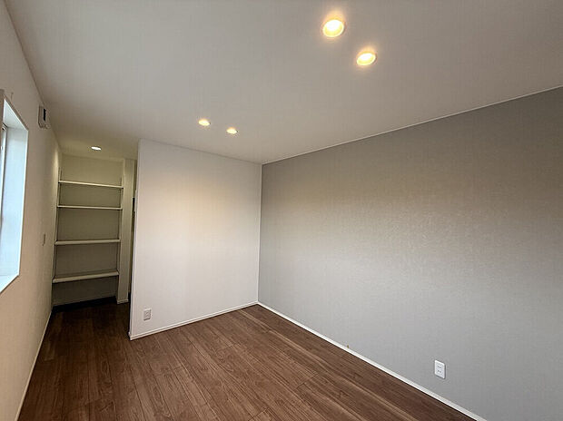 【洋室】落ち着いたアクセントクロスが空間を引き締める、使い勝手の良い洋室。