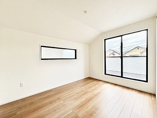 バルコニーが開放感をプラスしてくれる洋室