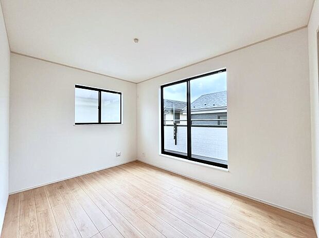 バルコニーが開放感をプラスしてくれる洋室