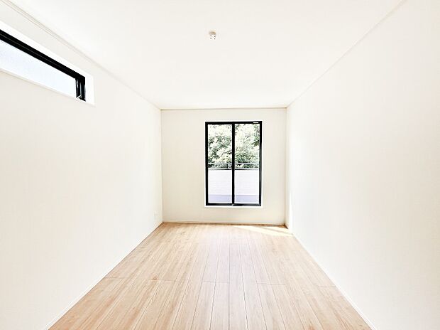 バルコニーが開放感をプラスしてくれる洋室