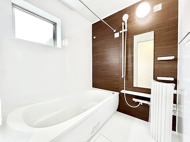 一日の疲れを癒してくれる明るい清潔感のあるバスルーム