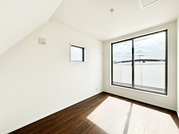 バルコニーが開放感をプラスしてくれる洋室