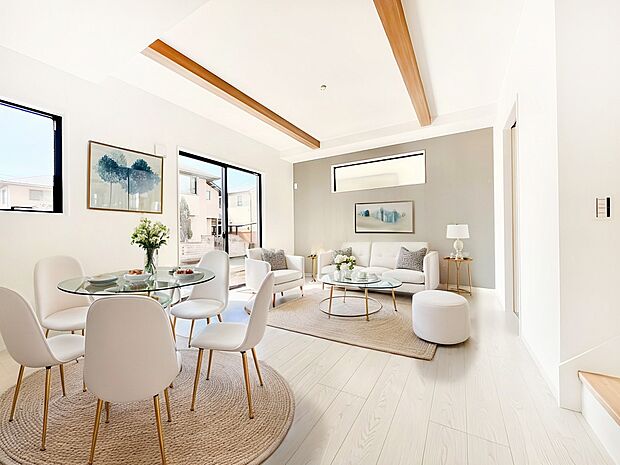 家族の和やかな会話が聞こえてきそう。開放感のあるリビングです。※家具はCGです  