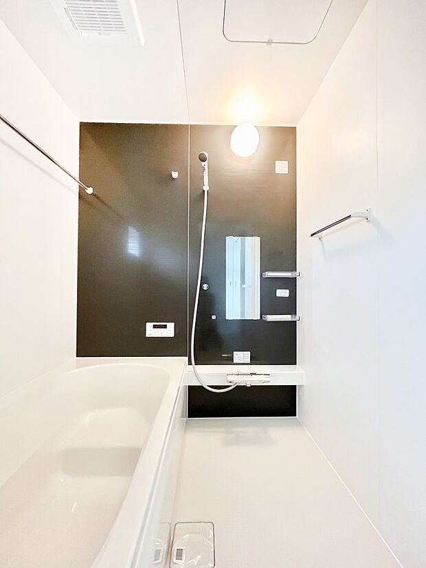 落ち着いた色合いの壁面、ゆっくりゆったり寛げるバスルーム。  