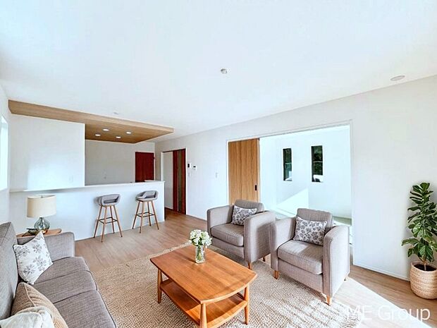 落ち着いた雰囲気のLDKは家族みんなの快適空間 ※家具はCGです